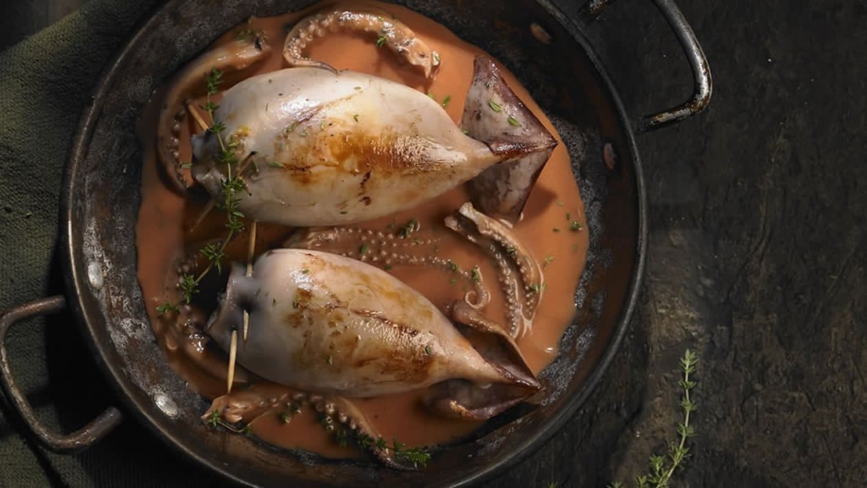 Calamares rellenos con salsa de pimientos – - Receta