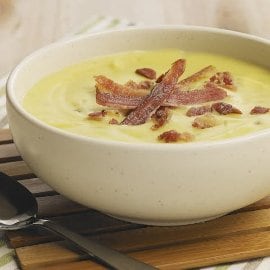 Crema de vegetales y bacon en perfume de oliva