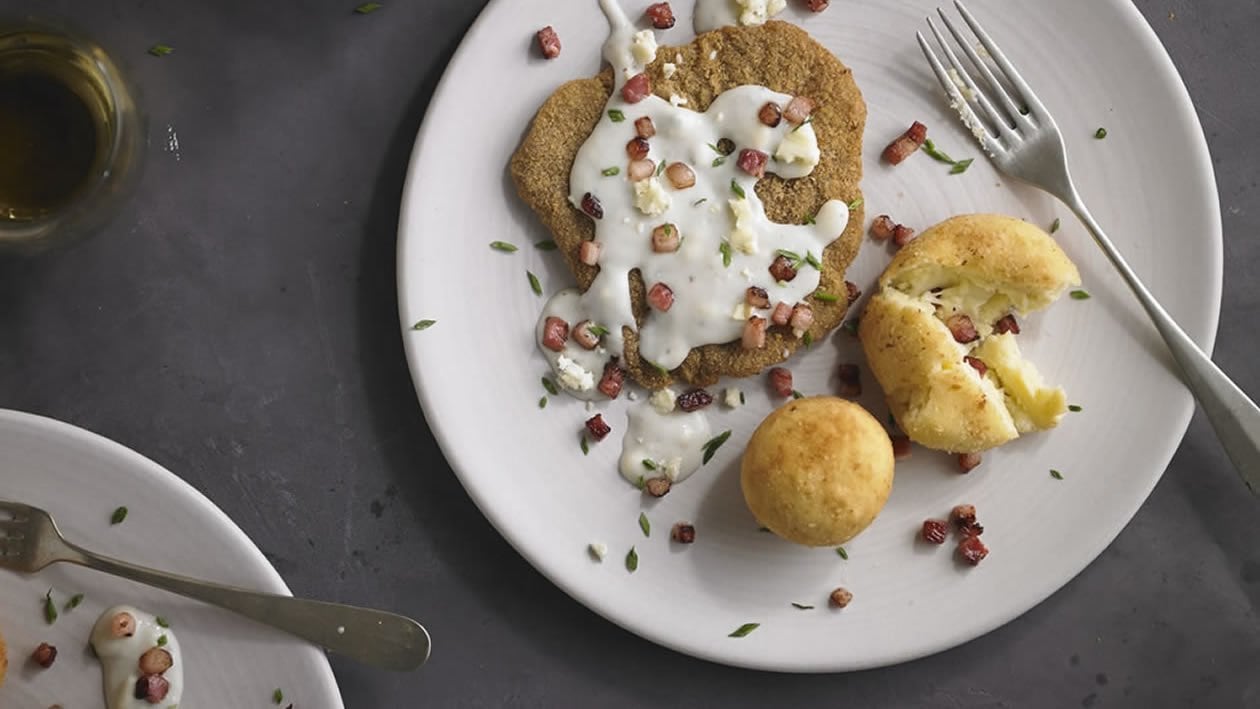 Milanesa con salsa de queso azul y bombas de papa – - Receta Milanesa con salsa de queso azul y bombas de papa – - Receta