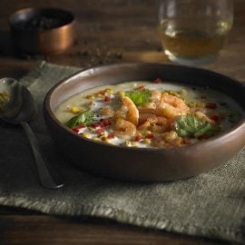 Sopa crema de choclo con langostinos, cilantro y cognac Sopa crema de choclo con langostinos, cilantro y cognac