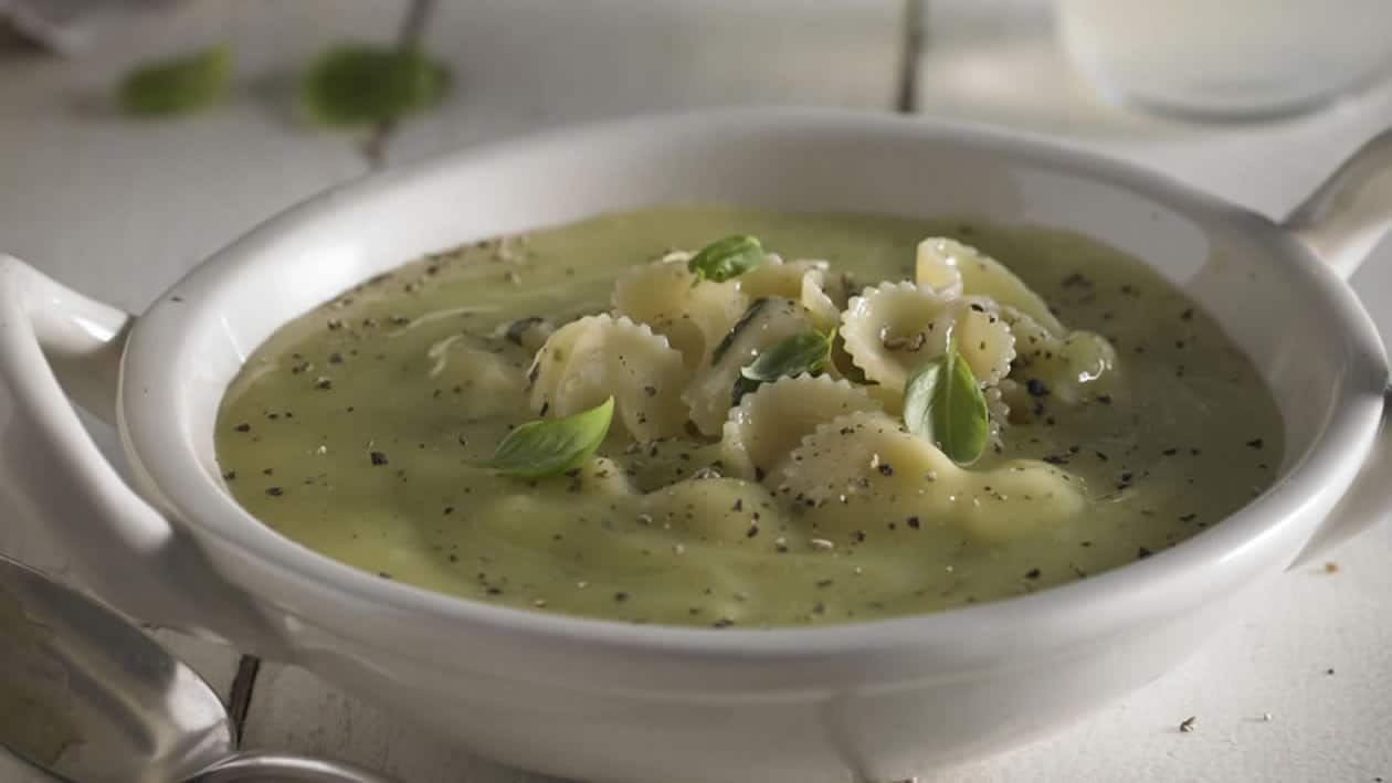 Sopa crema de espárragos con pasta y albahaca