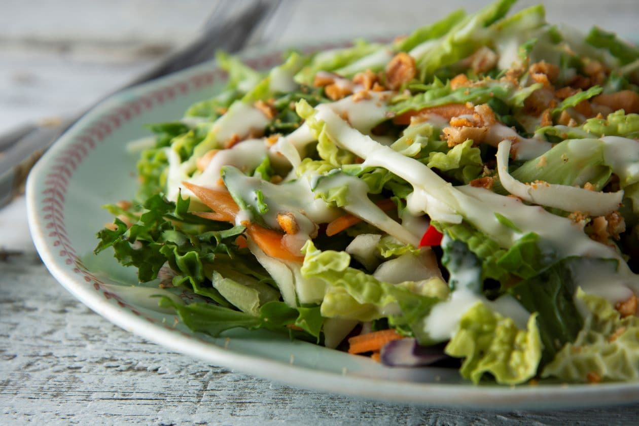Ensalada de Kale, zanahoria, cebolla morada, semillas y arroz integral con aderezo de mayonesa y limón – - Receta