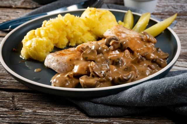 Pechuga de pollo al champignon con puré mixto Pechuga de pollo al champignon con puré mixto