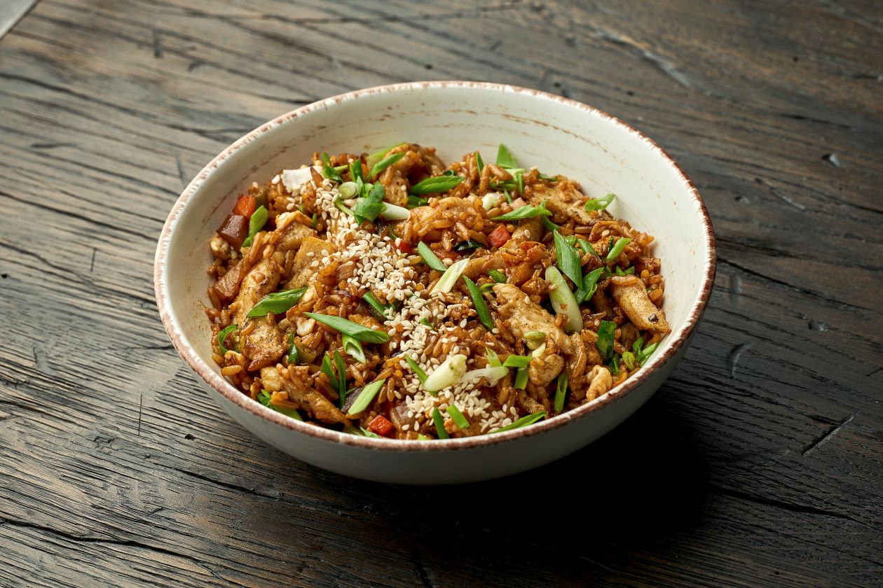 Wok de arroz integral, pollo y vegetales – - Receta