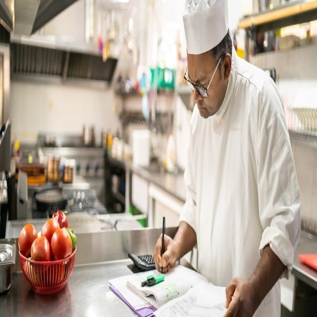 ¿Cómo reducir costos en un restaurante?