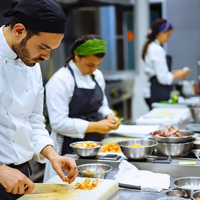 Brigada de cocina: conformación, funciones y clima laboral