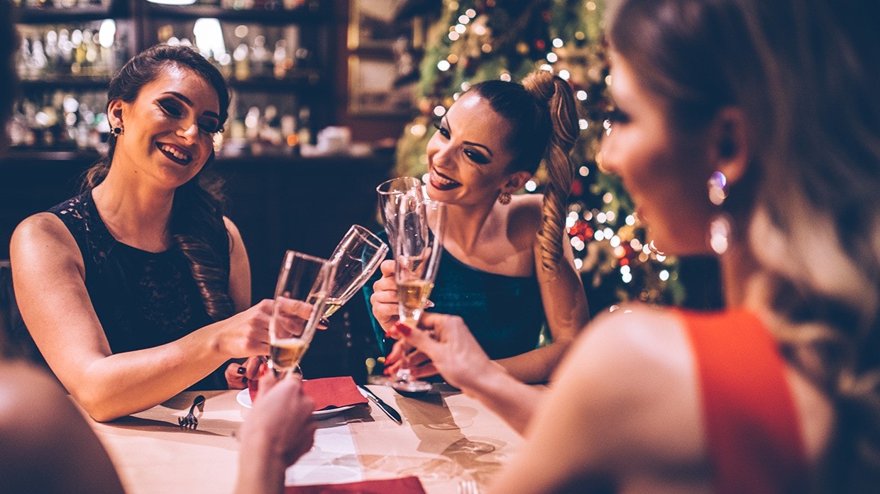 Personas celebrando la fiesta de fin de año.