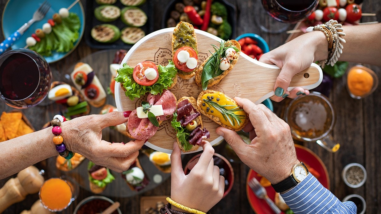 Tapas de comida española con variedad de jamones.