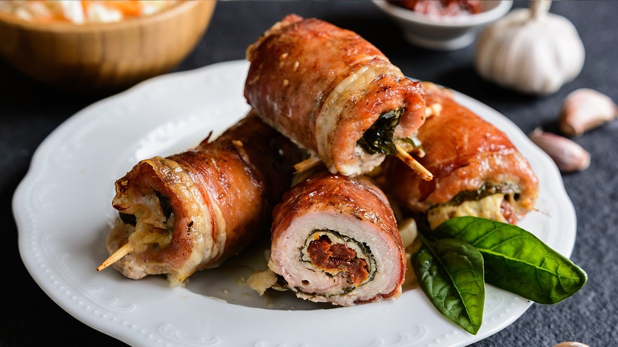 Chuletas de cerdo enrolladas en tocino.