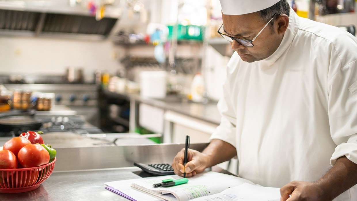 Jefe de cocina elaborando presupuesto