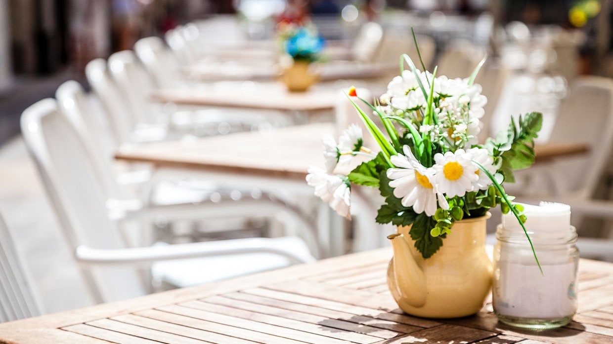 menú de verano, flores, centro de mesa, aire libre, patio, terraza