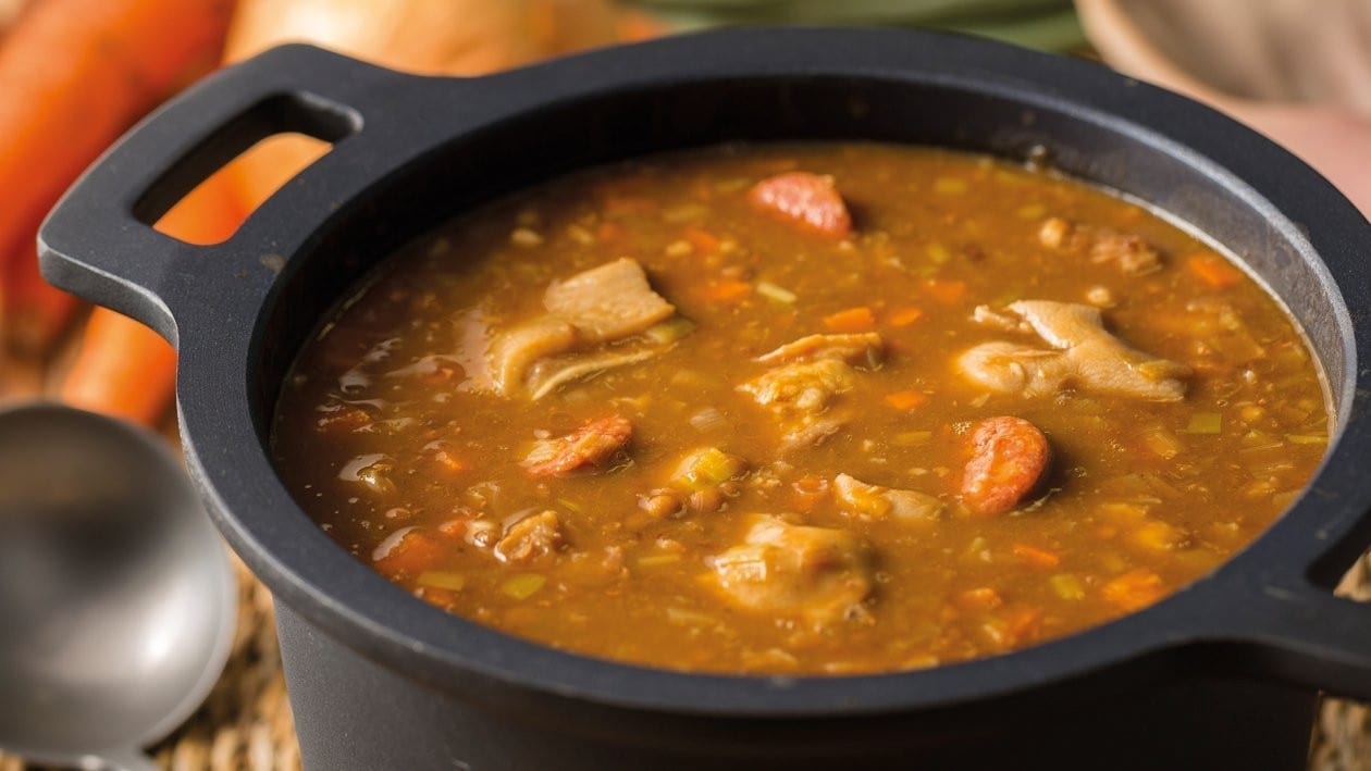 Lentejas estofadas con chorizo, oreja y manitas