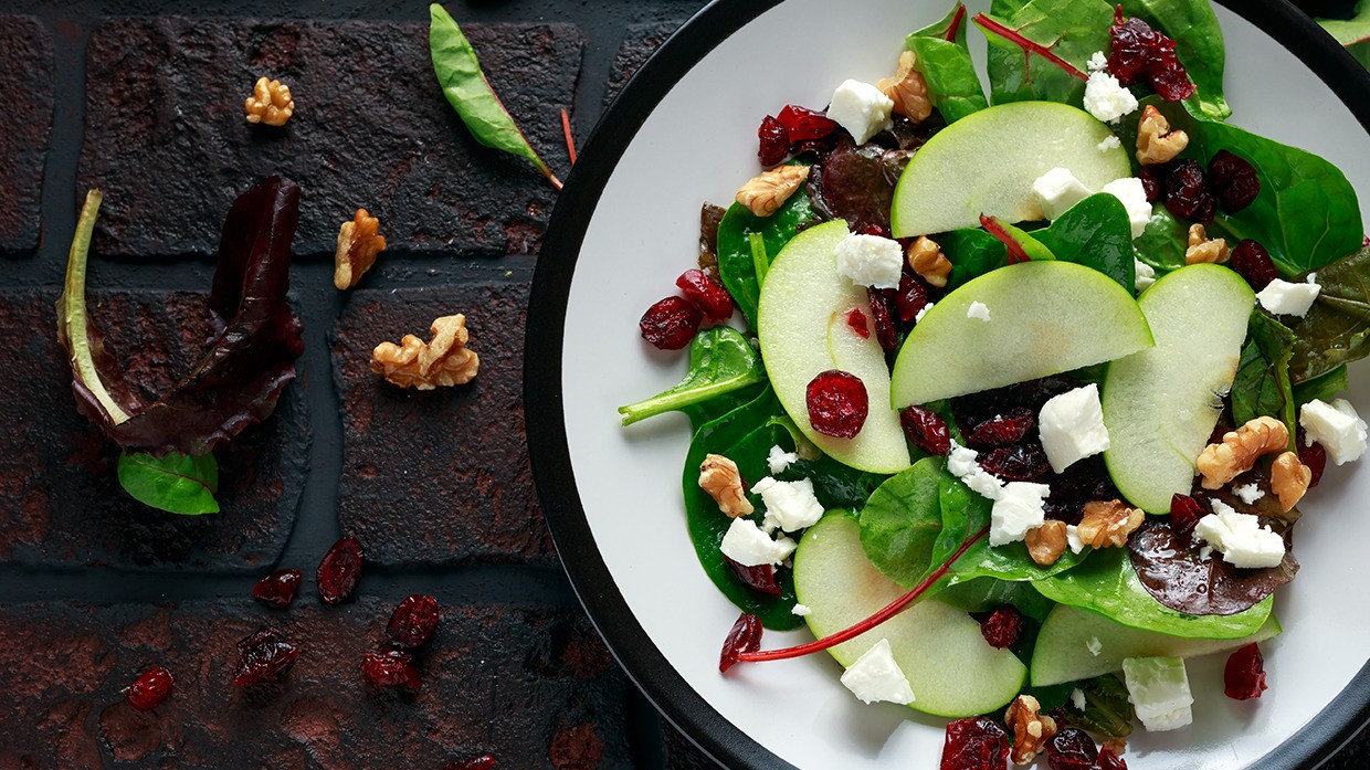  Ensalada de manzana con queso y arándanos.