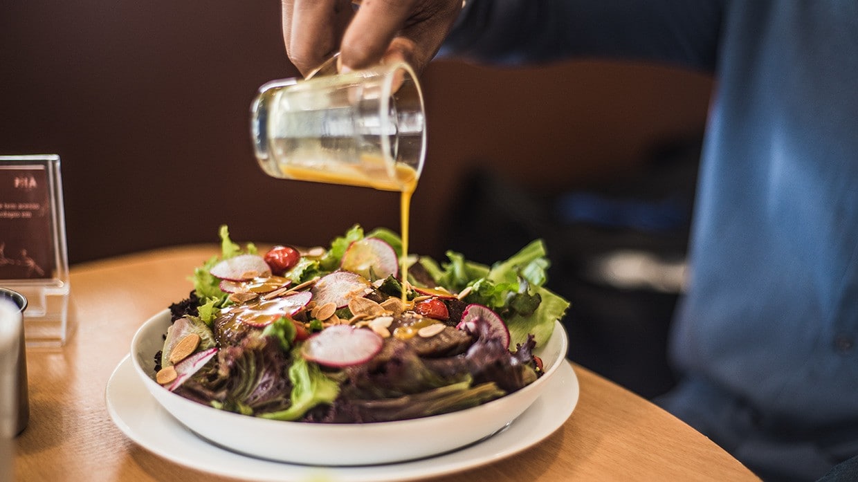 Ensalada verde con aderezo agridulce.