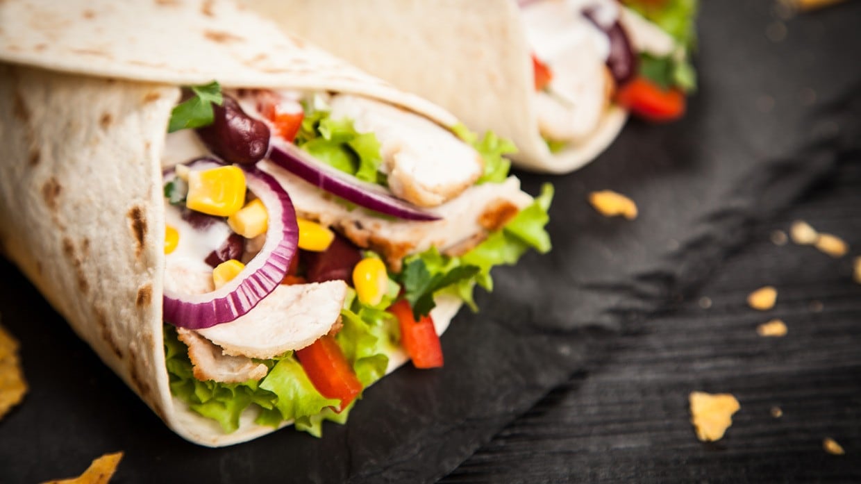 Wrap de ingredientes variados.