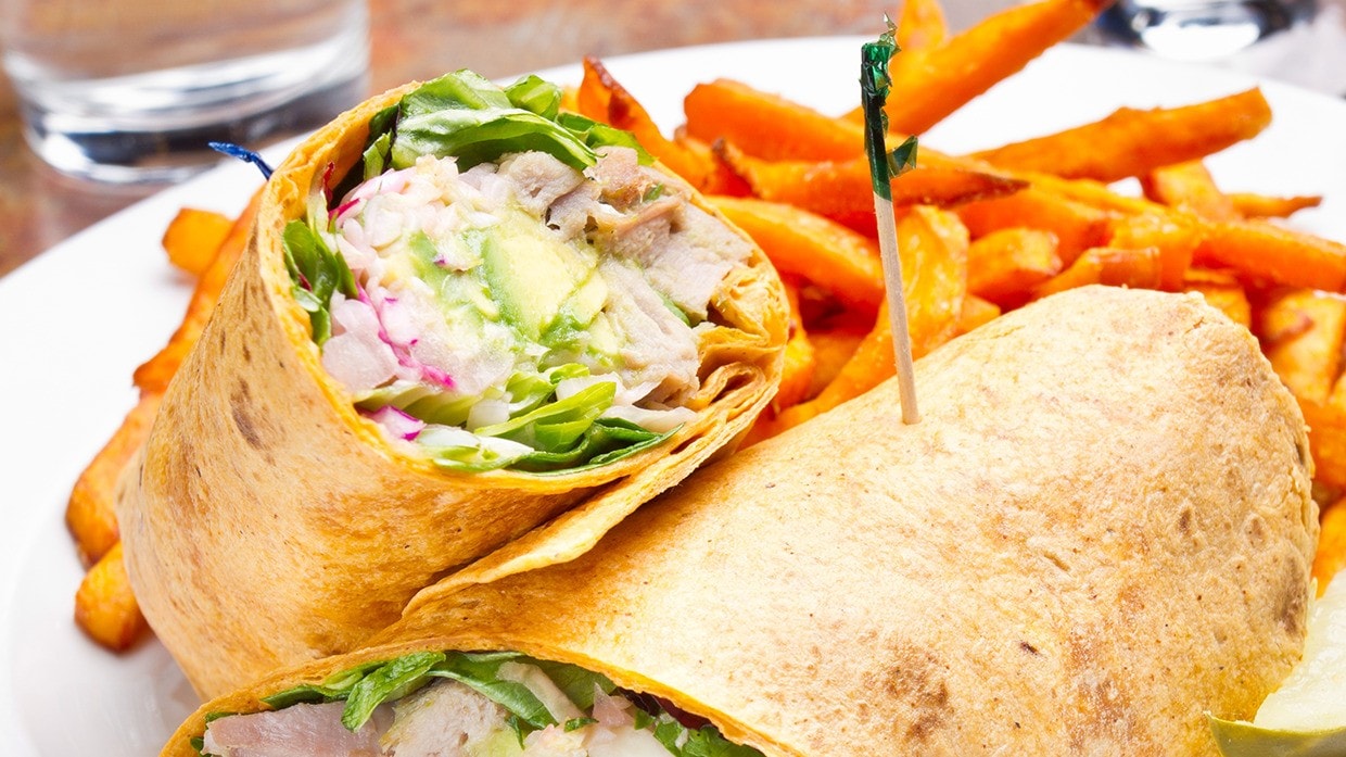 Wrap con papas fritas.