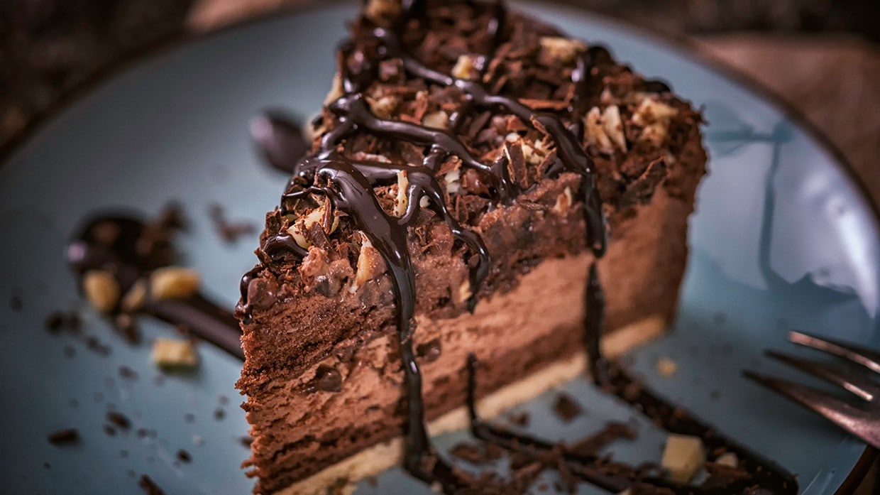 Deliciosa tarta de varias capas de chocolate con mousse de relleno.