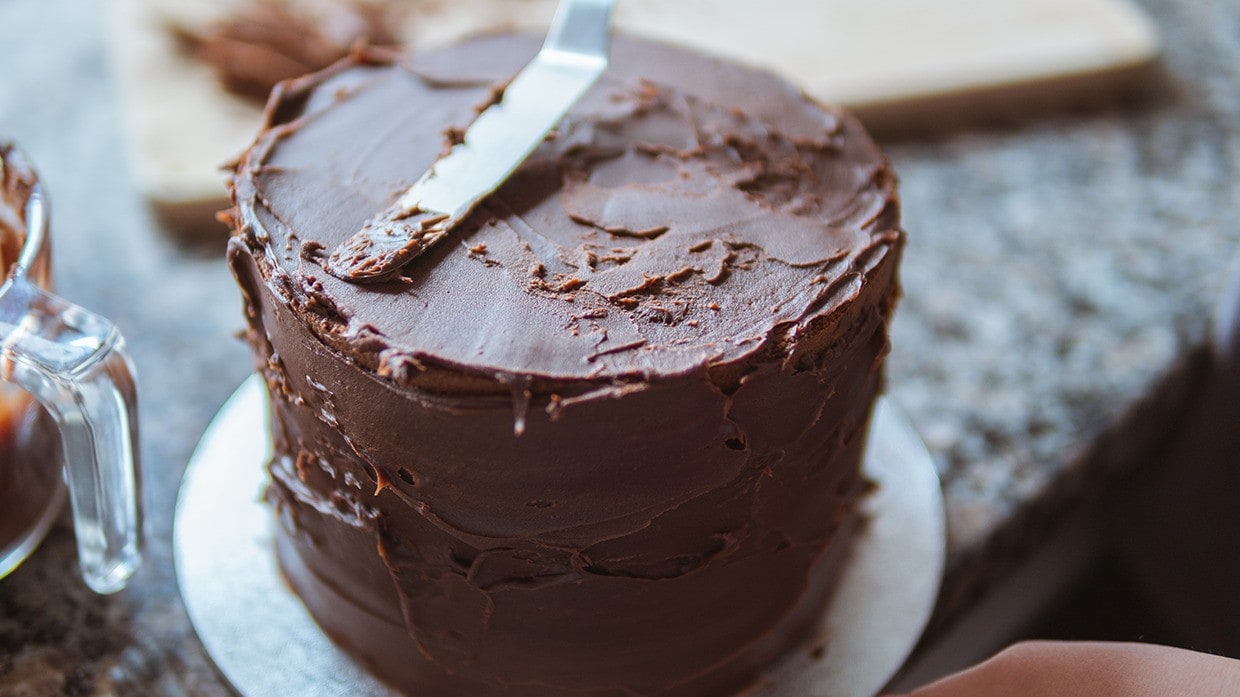 Tarta decorada con mousse de chocolate.