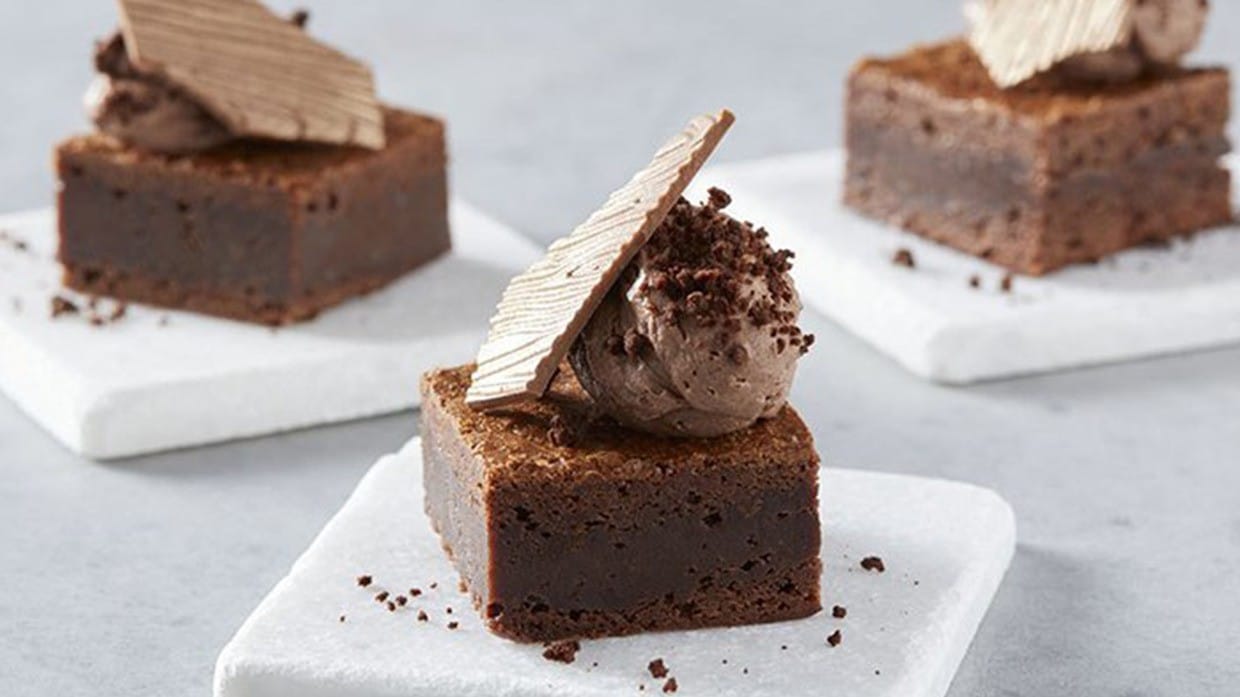 Tarta acompañada de de chocolate.