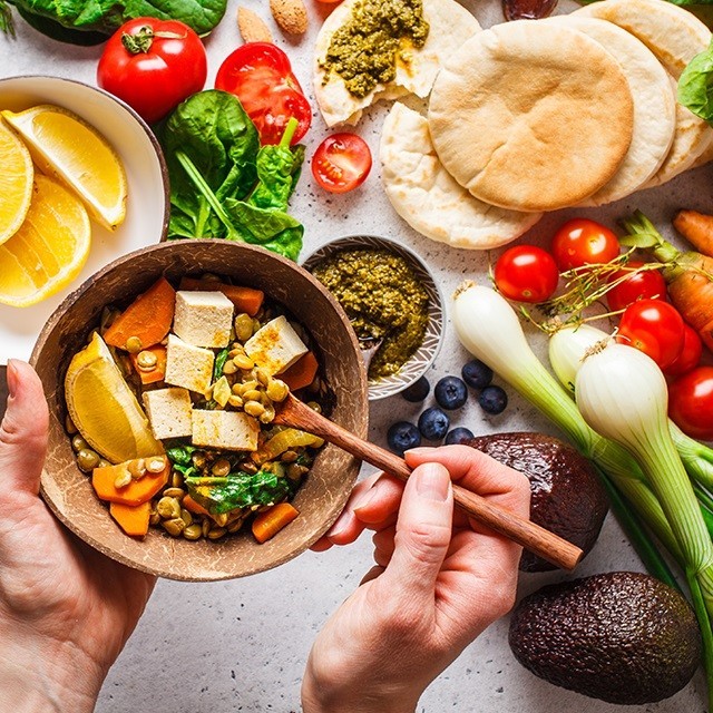 Qué es la comida plant based y cómo incorporarla a tu menú