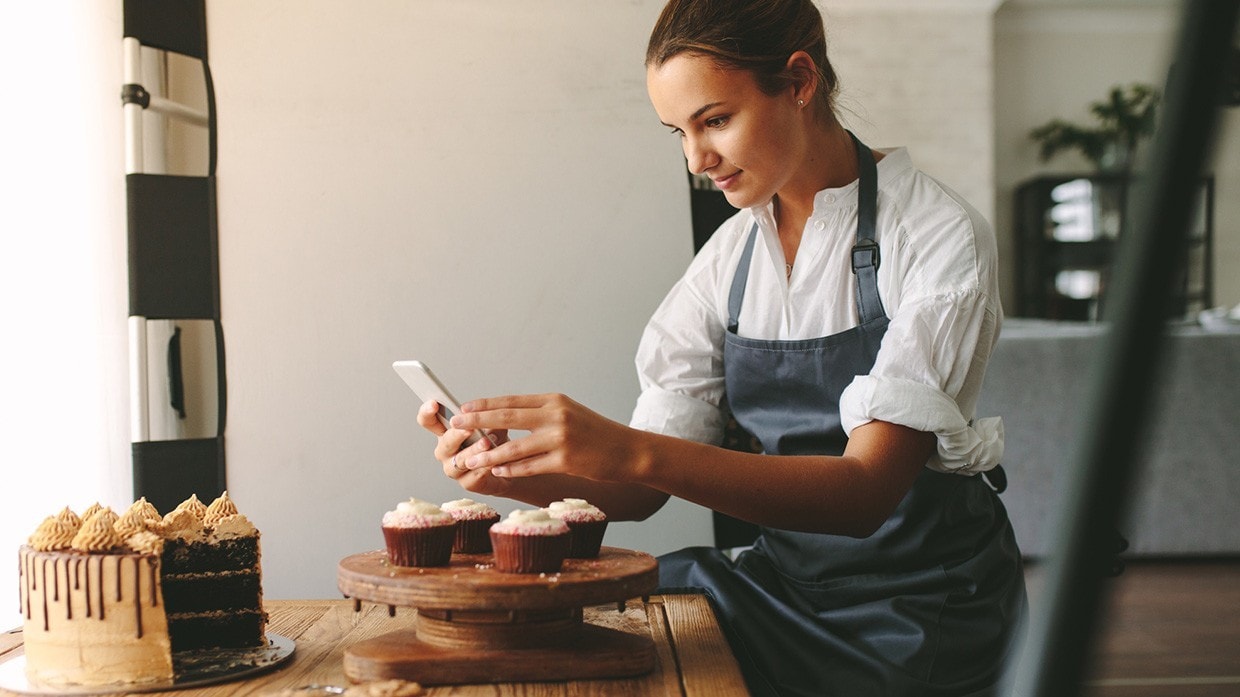 Chef fotografiando pastelería