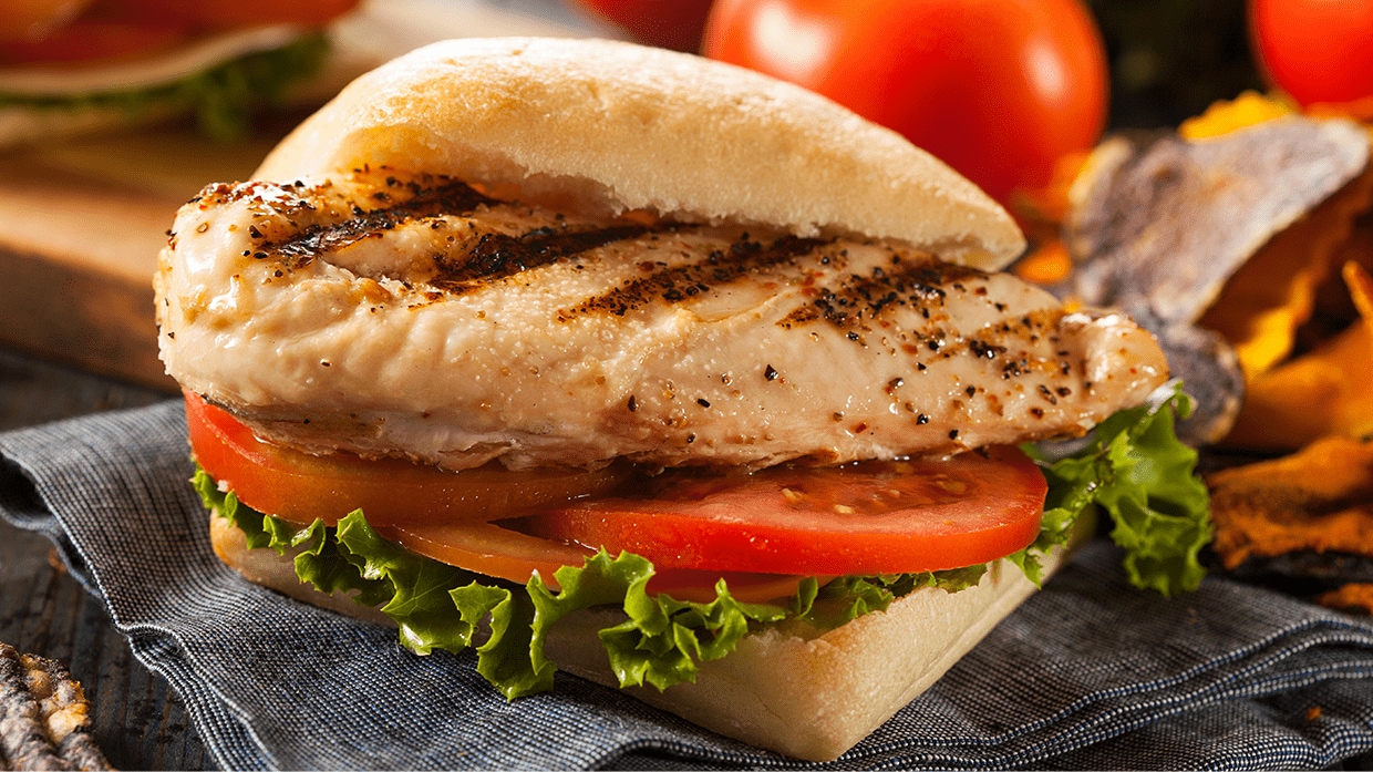 Sandwich de pechuga de pollo con lechuga y tomate.