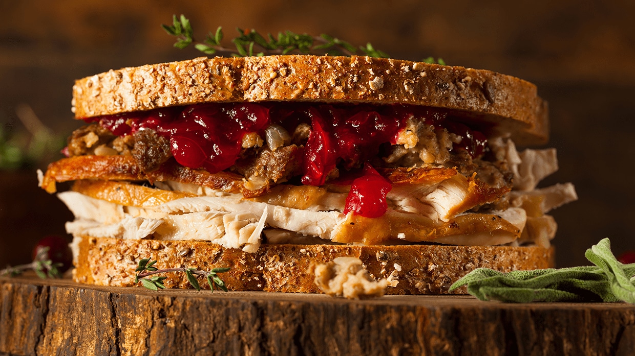 Sandwich de pollo con chutney o jalea.