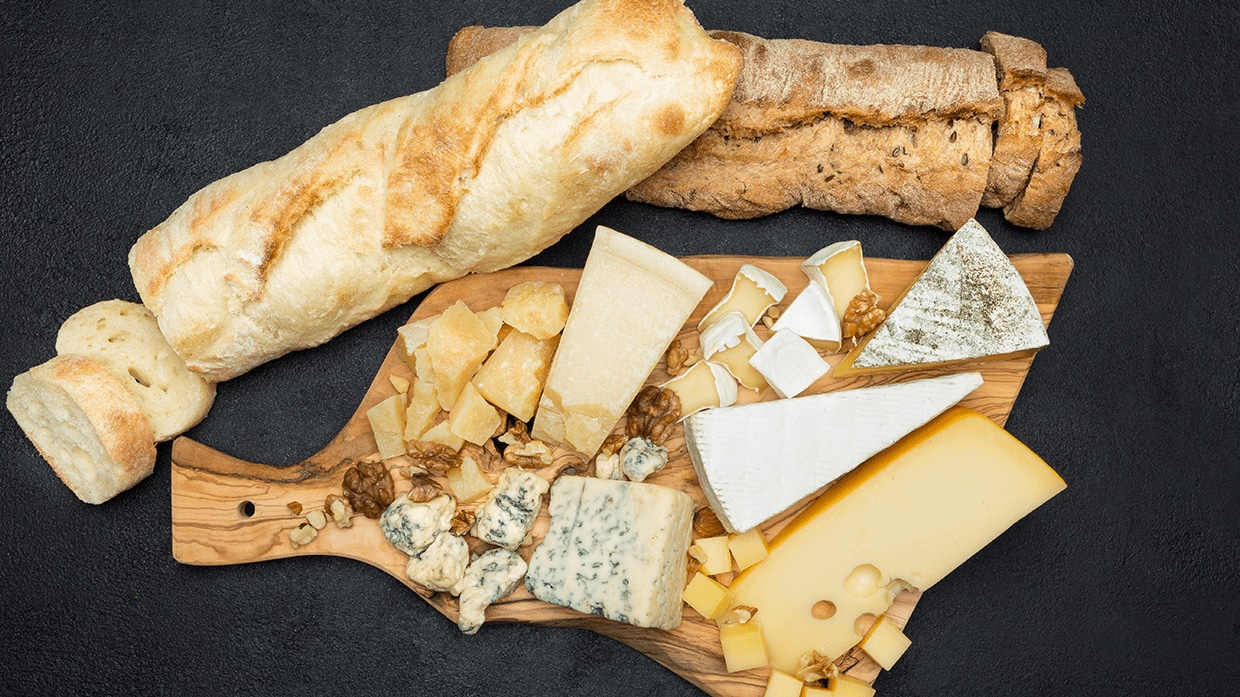 Quesos y comida para picnic fría