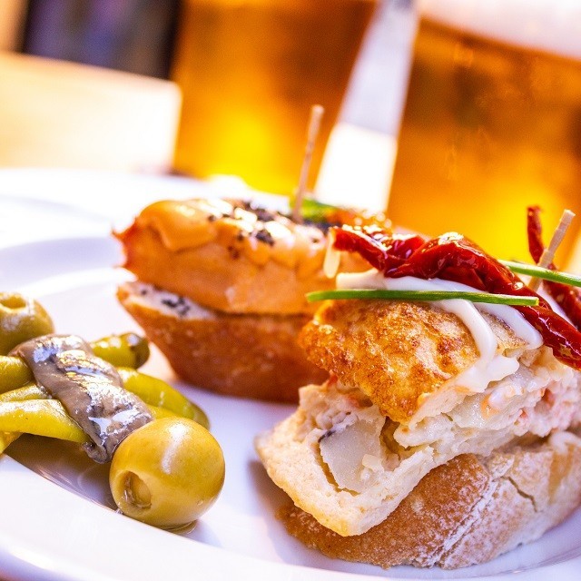 Tapas españolas y otras variantes: opciones para armar un tapeo ideal para tus clientes