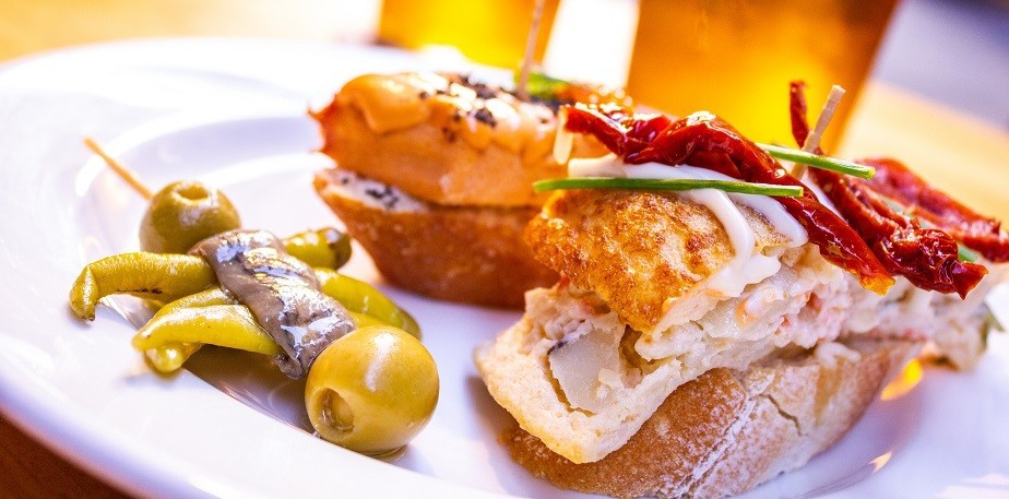 Tapas españolas y otras variantes: opciones para armar un tapeo ideal para tus clientes