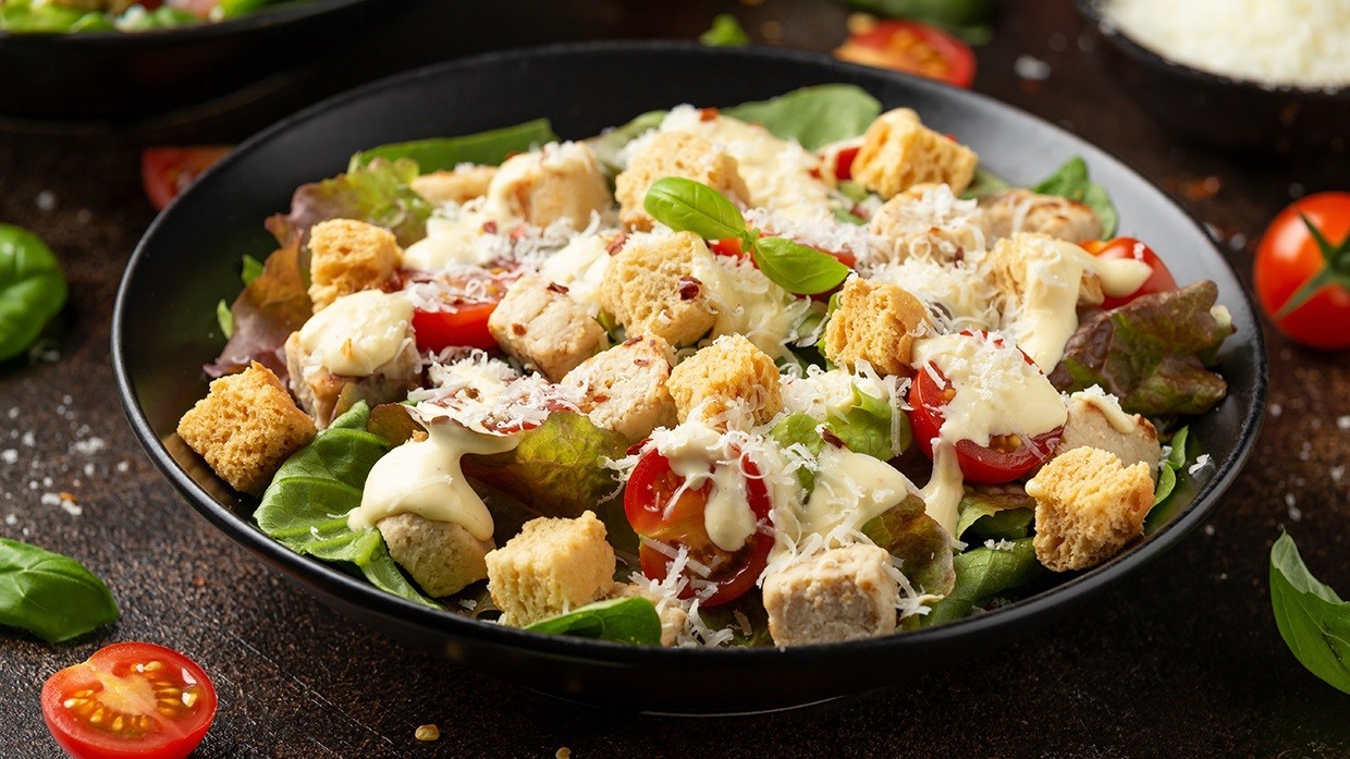 Plato de ensalada Caesar con aderezo Helllmann’s Caesar.