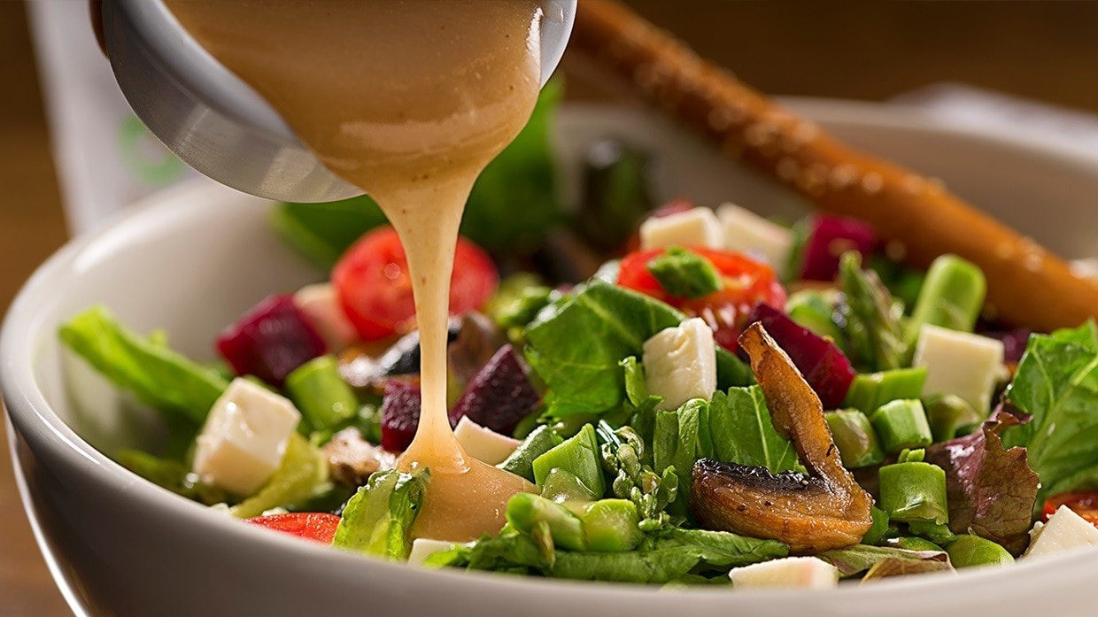 Plato de ensalada tropical con salsa vinagreta.