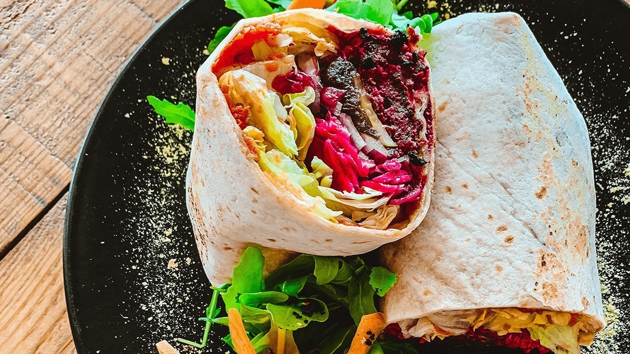 Burrito vegano acompañado de ensalada.