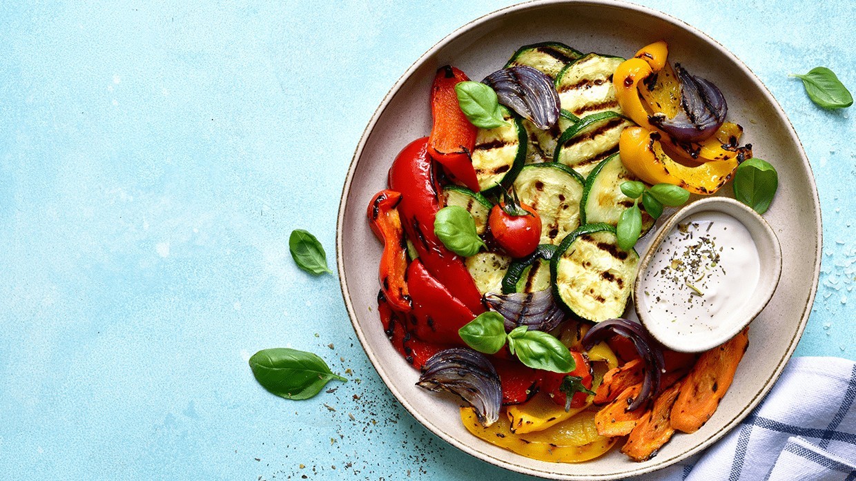 Plato de legumbres a la parrilla con mayonesa vegana.