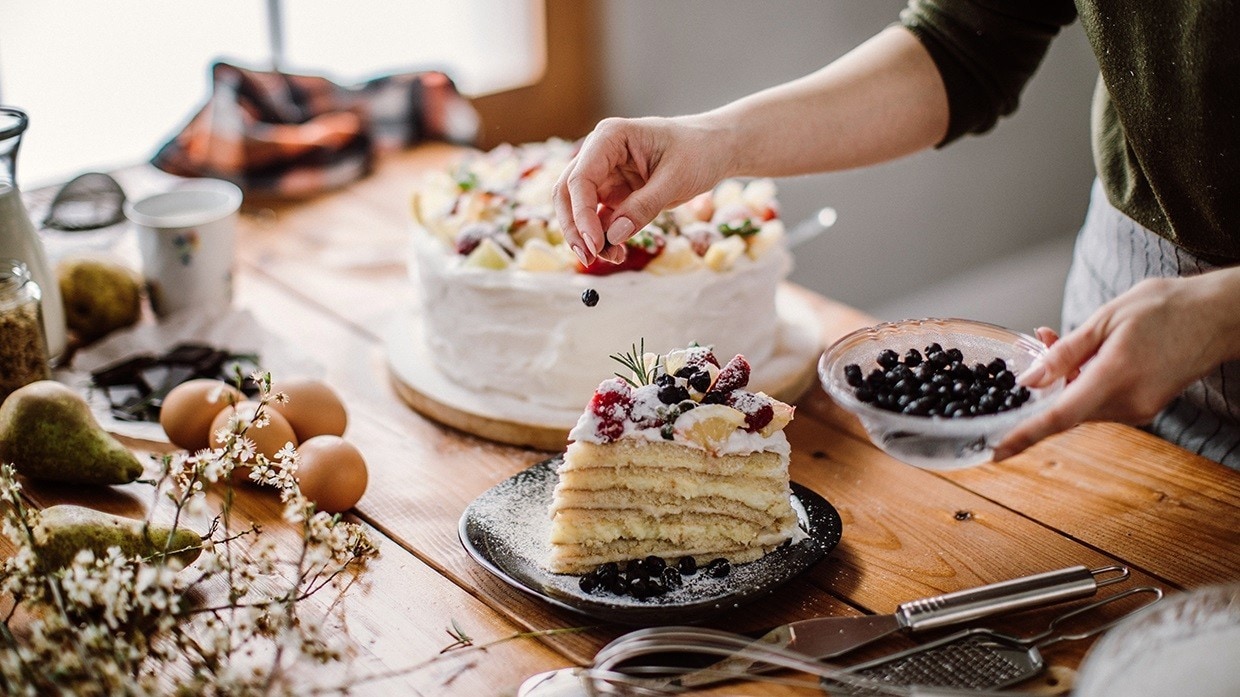 Chef sirviendo torta con frutos.