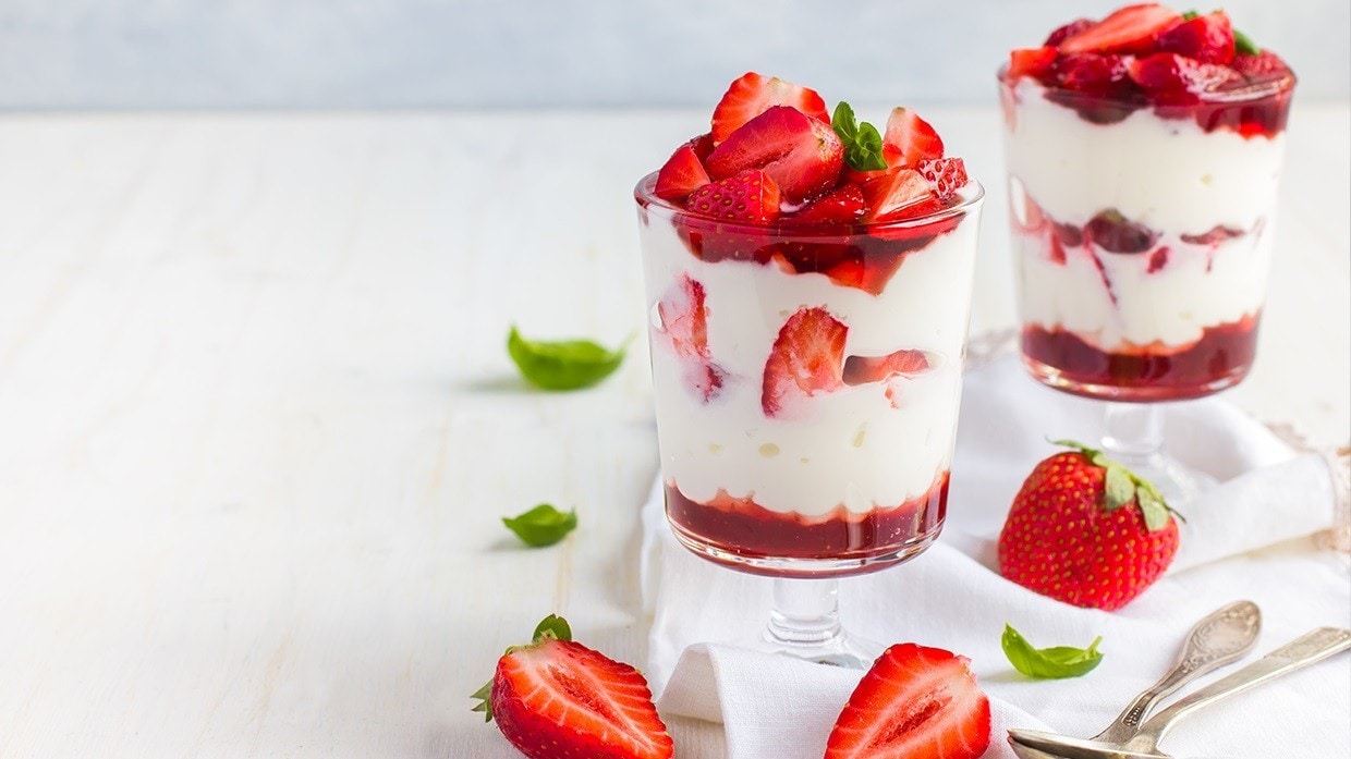 Vasos de trifle de frutos.